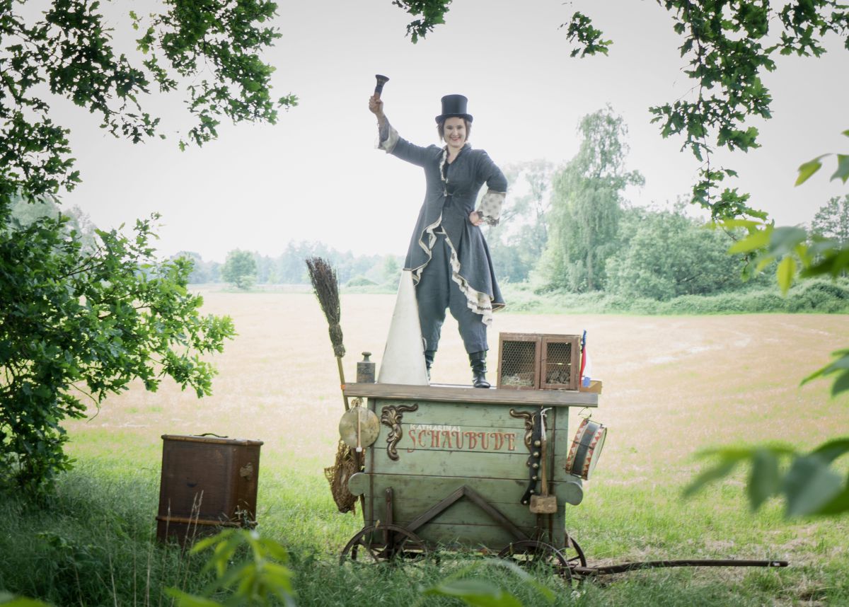 Auf dem Schaubudenwagen  Auf dem Schaubudenwagen